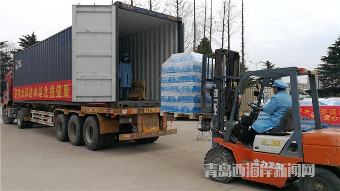 首批包裝直飲水裝車發(fā)運。孫啟攝.jpg