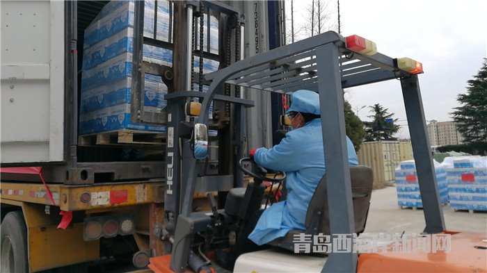 首批包裝直飲水裝車發(fā)運。孫啟攝4.jpg