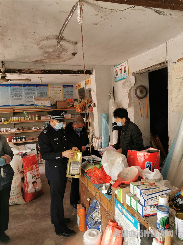 圖1為西海岸新區(qū)農(nóng)業(yè)綜合行政執(zhí)法大隊(duì)執(zhí)法人員在辛安街道農(nóng)藥店檢查。.jpg