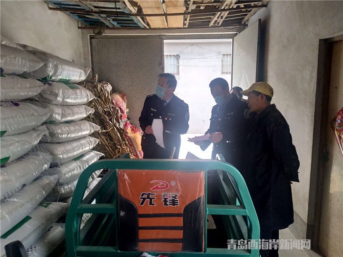 圖為西海岸新區(qū)農(nóng)業(yè)綜合行政執(zhí)法大隊(duì)執(zhí)法隊(duì)員在檢查肥料經(jīng)營情況。.jpg